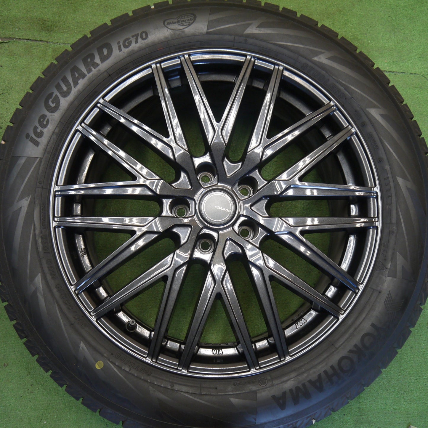 バリ溝！24年！キレイ！9.5分以上◎クラウンセダン 等 235/55R19 スタッドレス ヨコハマ アイスガード iG70 GRASS グラス 19インチ PCD120/5H◎6063004Hス