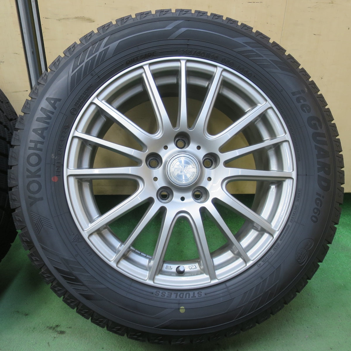 バリ溝！24年！キレイ！9.5分◎スタッドレス 215/60R16 ヨコハマ アイスガード iG60 ravrion selzer ラブリオン 16インチ PCD114.3/5H◎6072702イス