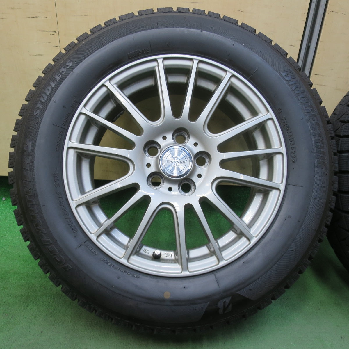 ほぼ未使用！22年！キレイ★プリウス 等 195/65R15 スタッドレス ブリヂストン アイスパートナー2 ravrion selzer ラブリオン 15インチ PCD100/5H★5111101イス