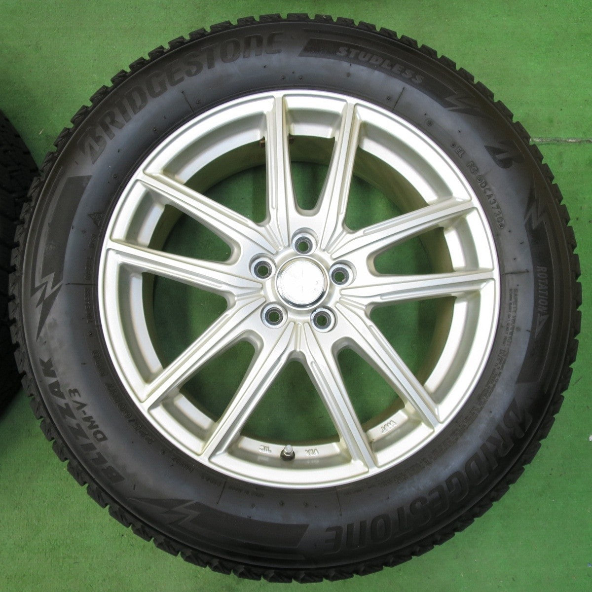 バリ溝！20年！キレイ！9分★XV等 225/60R17 スタッドレス ブリヂストン ブリザック DM-V3 ECO FORME エコフォルム 17インチ PCD100/5H★4112605イス