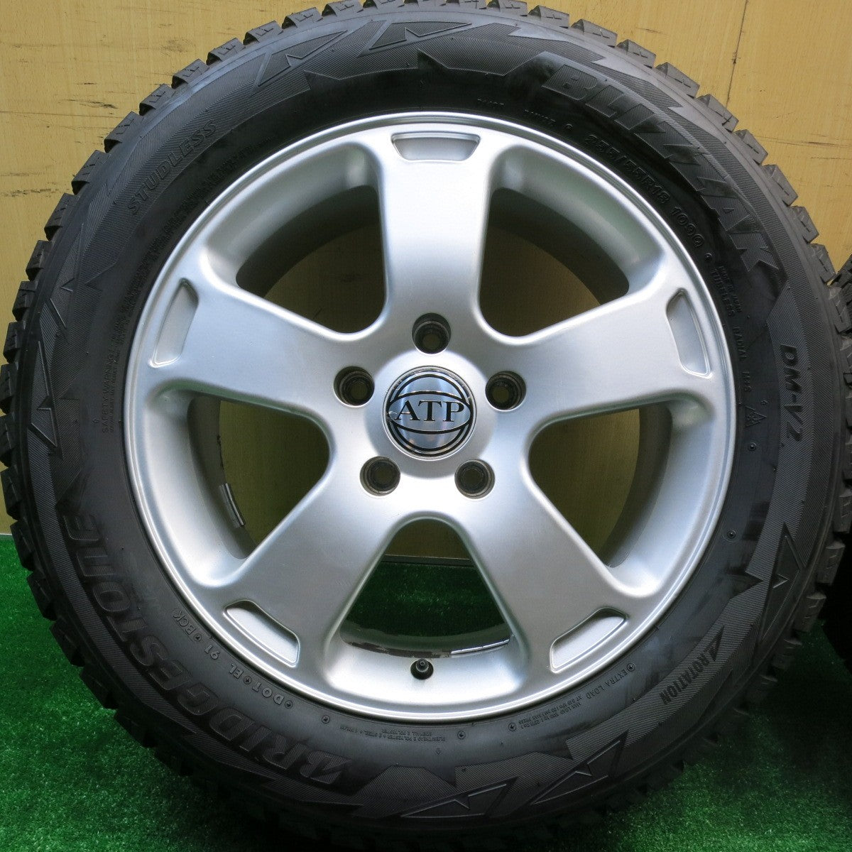 ほぼ未使用！キレイ★VW トゥアレグ ポルシェ カイエン 等 ATP 255/55R18 スタッドレス ブリヂストン ブリザック DM-V2 18インチ PCD130/5H★5101201HAス