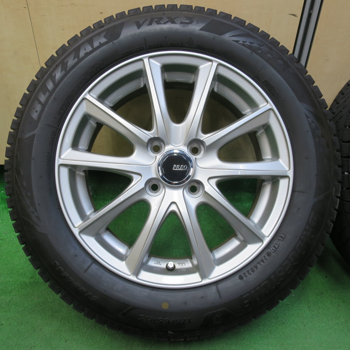*送料無料* バリ溝！22年！キレイ！ほぼ10分★スタッドレス 175/65R15 ブリヂストン ブリザック VRX3 PREO プレオ 15インチ PCD100/4H★4090806イス
