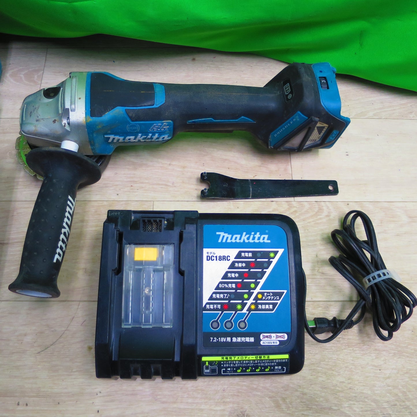 [送料無料] ☆makita マキタ 充電式ディスクグラインダー GA418D 18V DIY 電動 工具 大工 研磨 切断 研削 バリ取り☆