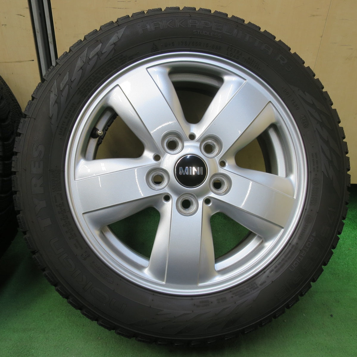 バリ溝！キレイ！9分★MINI ミニ クーパー F55 F56 純正 175/65R15 スタッドレス ノキアン タイヤ ハッカペリッタ R3 15インチ PCD112/5H★5102010イス