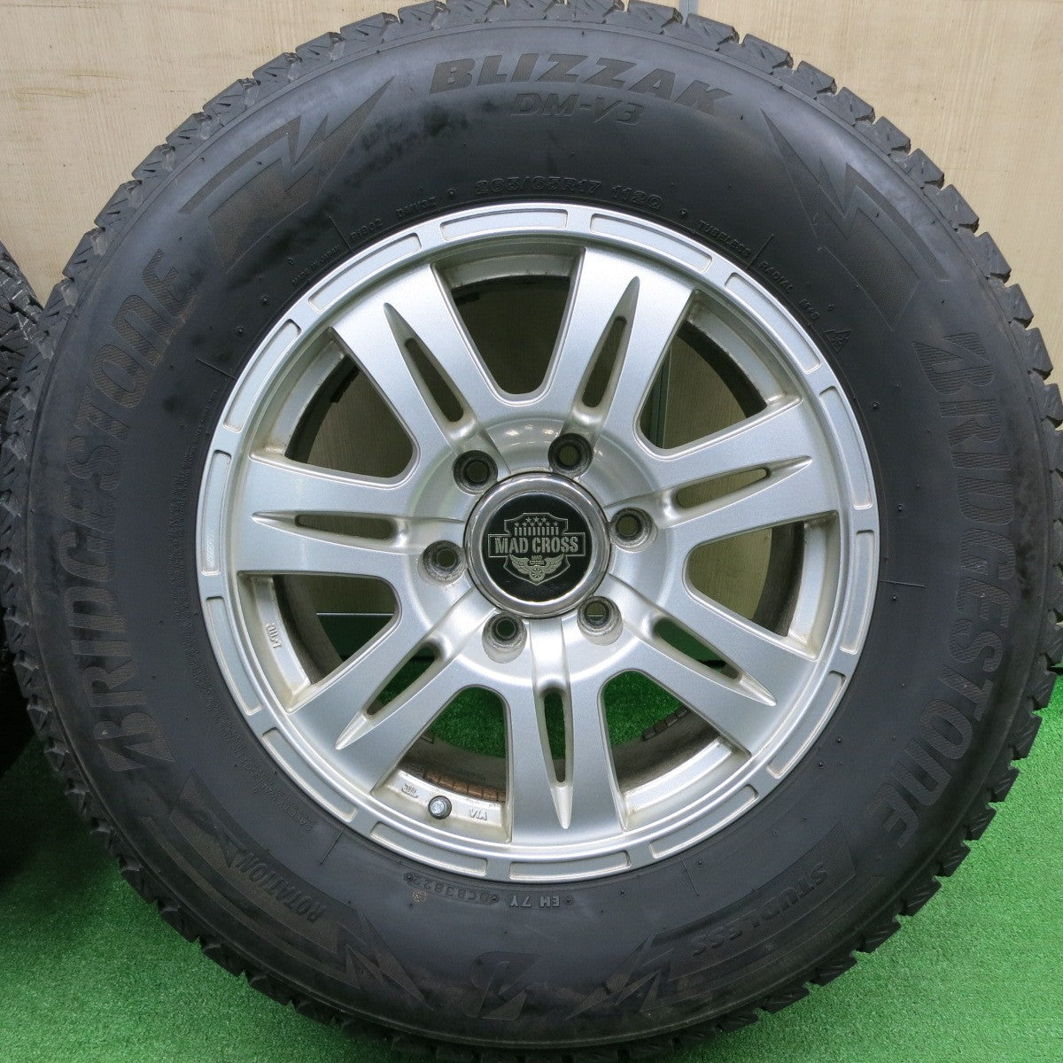 [送料無料] バリ溝！22年！9分★スタッドレス 265/65R17 ブリヂストン ブリザック DM-V3 MAD CROSS XD-7 マッドクロス PCD139.7/6H★4103101HAス