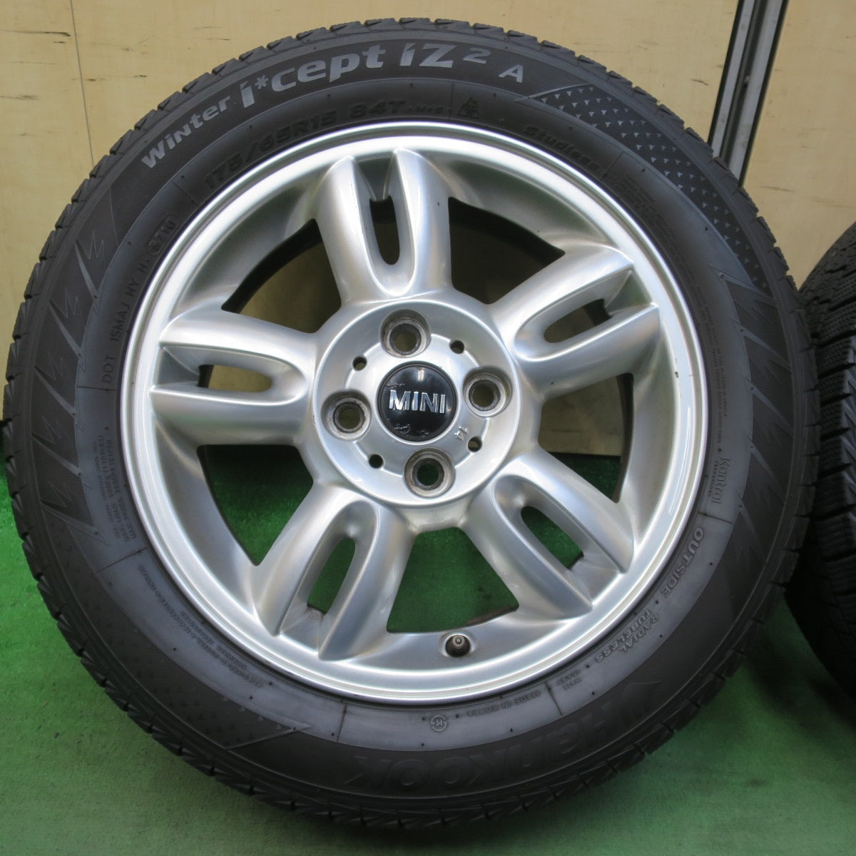 4本価格★MINI R56 ミニ クーパー 純正 175/65R15 スタッドレス ハンコック ウインター アイセプト IZ2A 15インチ PCD100/4H★5102408イス