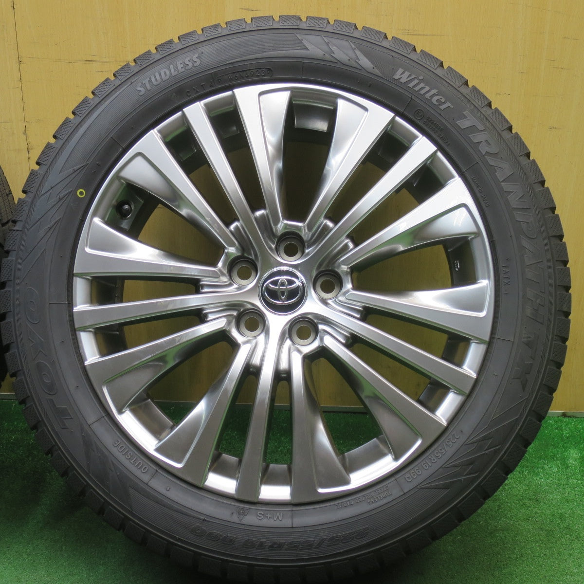 超バリ溝！23年！キレイ！ほぼ10分★トヨタ 80系 ハリアー 純正 225/55R19 スタッドレス トーヨー ウインター トランパス TX 19インチ PCD114.3/5H★6021401NJス