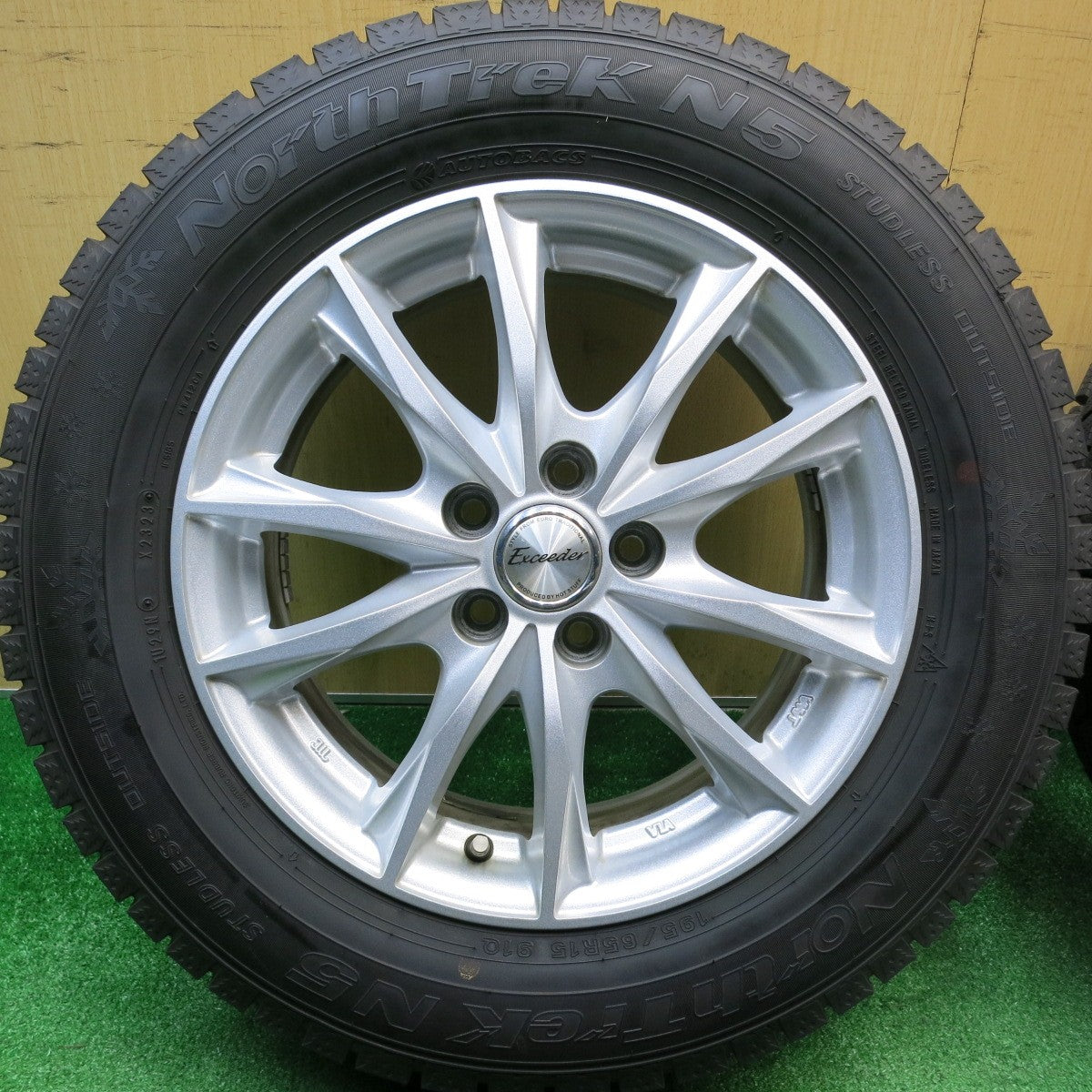 バリ溝！23年！キレイ！9.5分以上★プリウス 等 195/65R15 スタッドレス オートバックス ノーストレック N5 Exceeder エクシーダー 15インチ PCD100/5H★5112903HAス