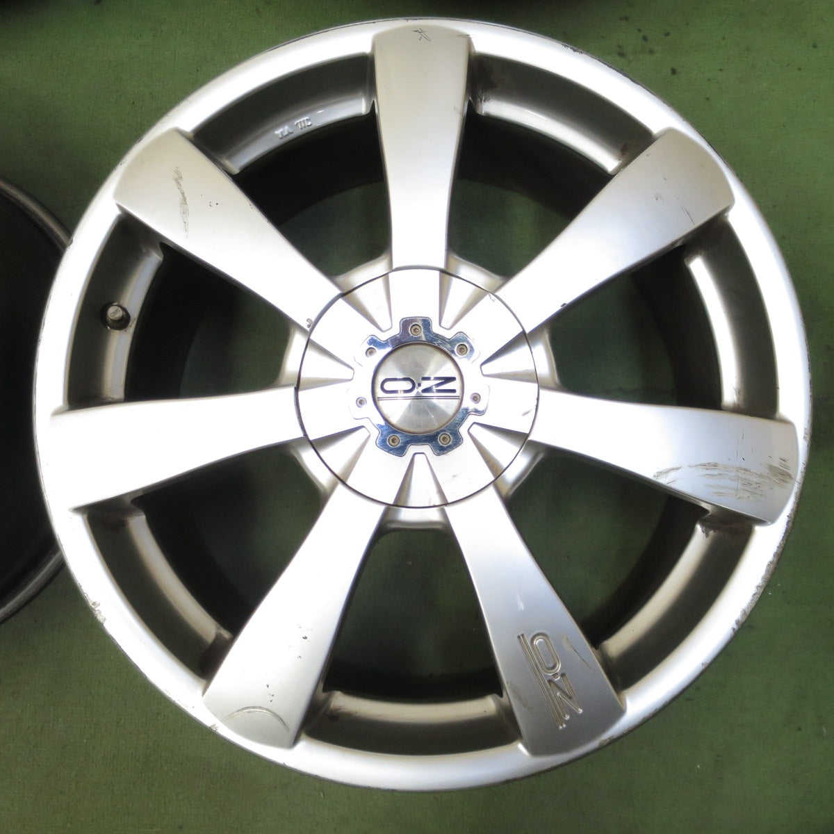 4本価格★O・Z Racing Titan 18インチ ホイール 18×8J OZ レーシング PCD100 108/5H マルチ★6072802NGホ