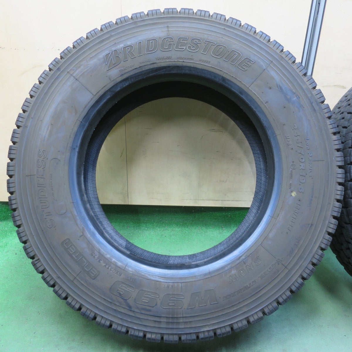 バリ溝！25年！9分★トラック タイヤ 245/70R19.5 136/134J スタッドレス ブリヂストン W999 19.5インチ★6062104イスタ