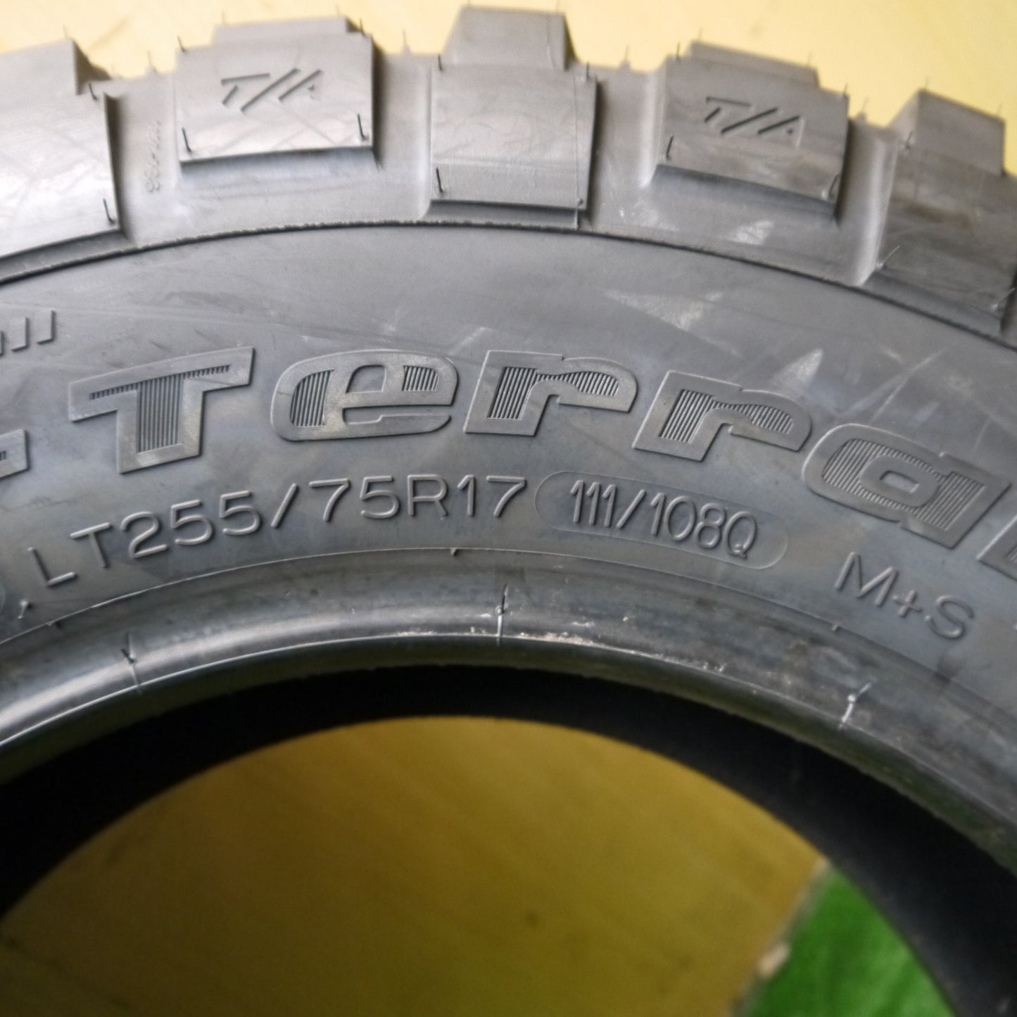 未使用！22年！1本★255/75R17 111/108Q BFグッドリッチ Mud-Terrain T/A KM2 マッドテレーン 17インチ ジープ ラングラー 等★5081801Hノタ