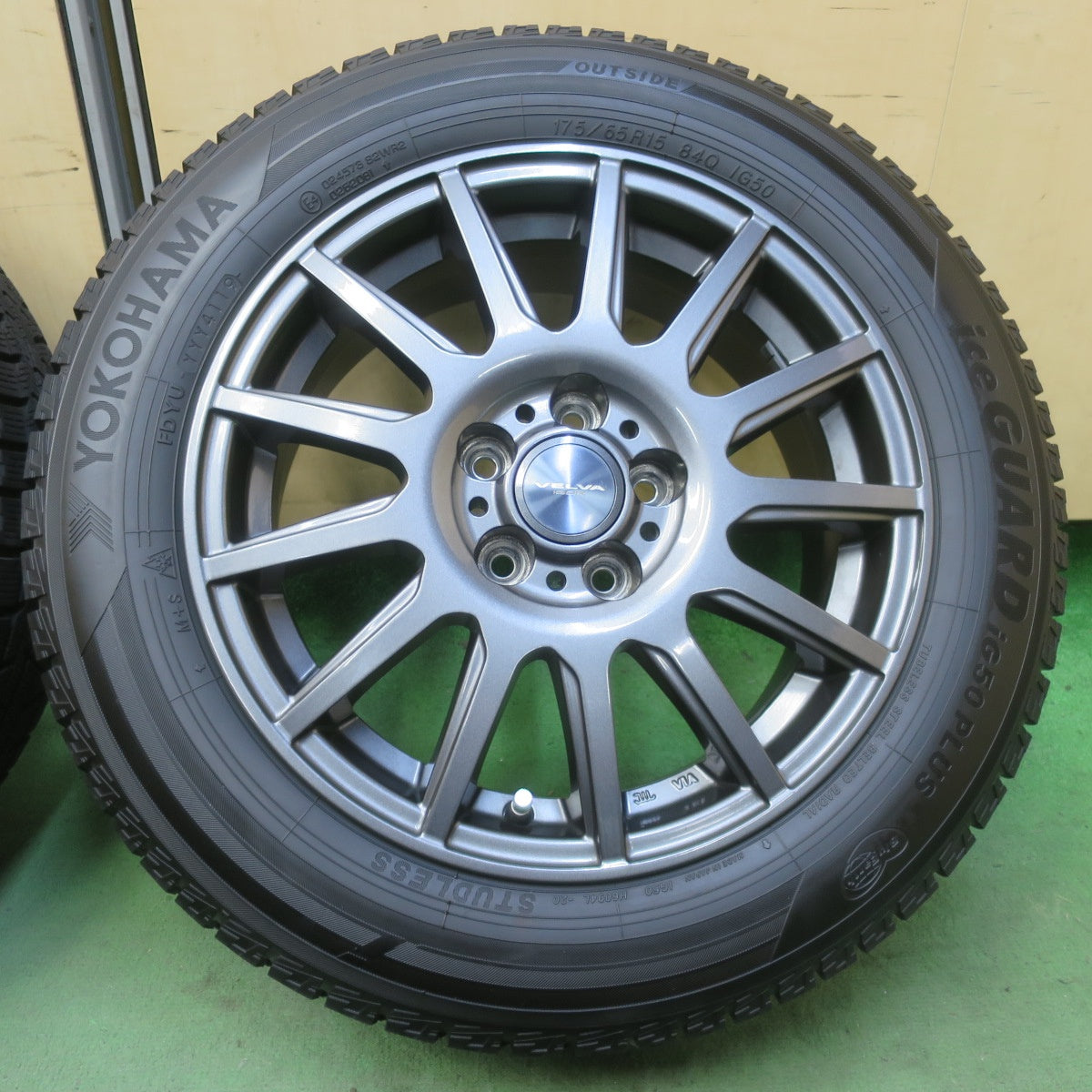 ほぼ未使用！キレイ◎シエンタ 等 175/65R15 スタッドレス ヨコハマ アイスガード iG50 プラス VELVA IGOR ヴェルヴァ 15インチ PCD100/5H◎6100907イス