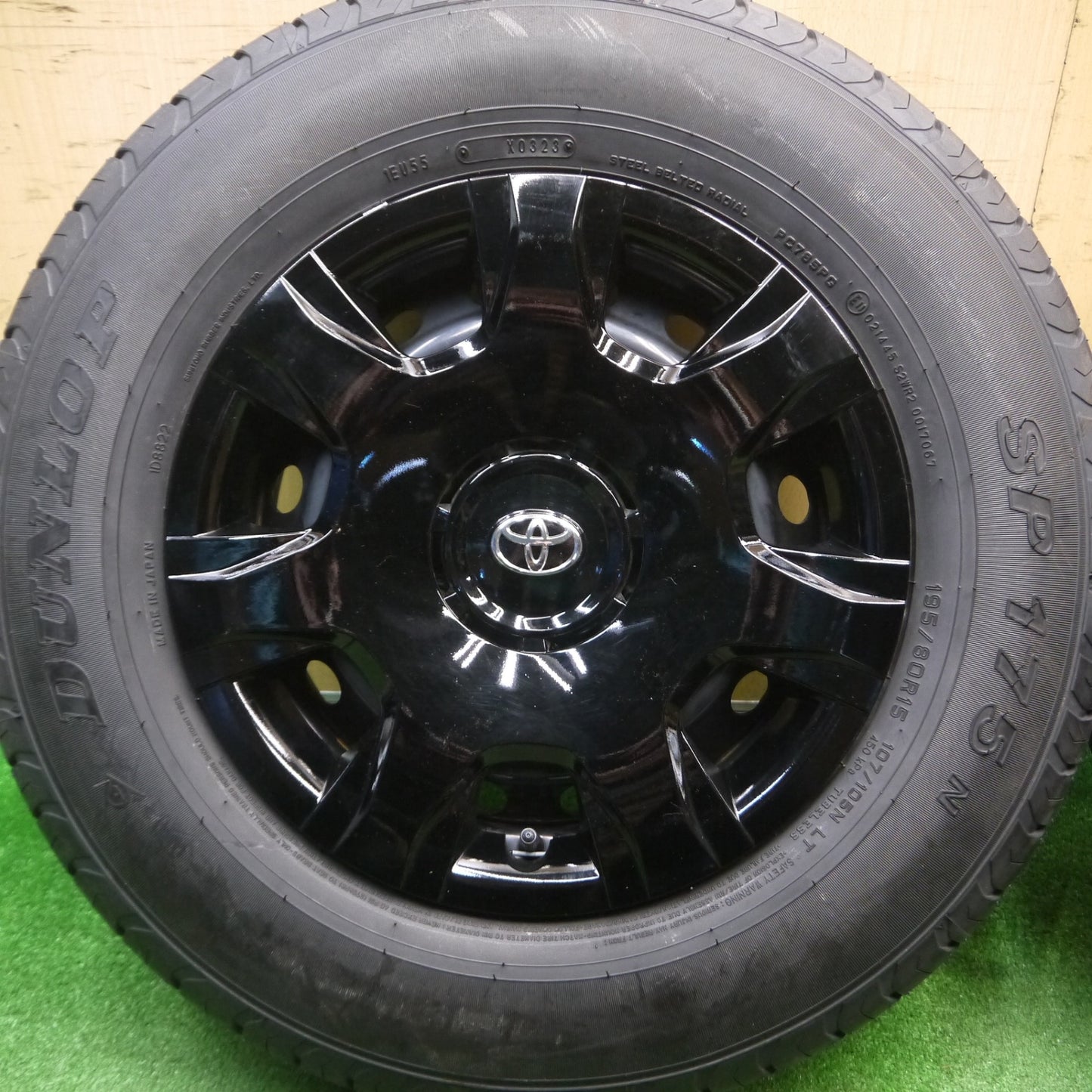 [送料無料] バリ溝！23年！キレイ！9.5分★トヨタ 200系 ハイエース 純正 スチール 195/80R15 107/105N ダンロップ SP175N 15インチ PCD139.7/6H★5012904Hノ