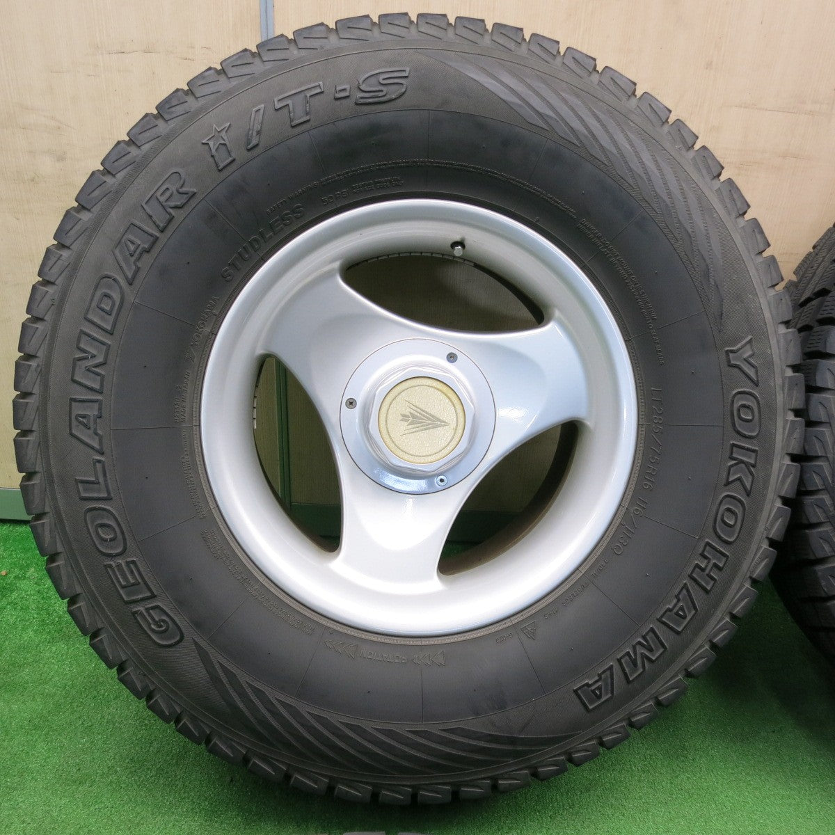 [送料無料] バリ溝！キレイ！9分★ランクル 等 285/75R16 116/113Q スタッドレス ヨコハマ ジオランダー i/T-S weds ウェッズ 16インチ PCD139.7/6H★4121813TNス