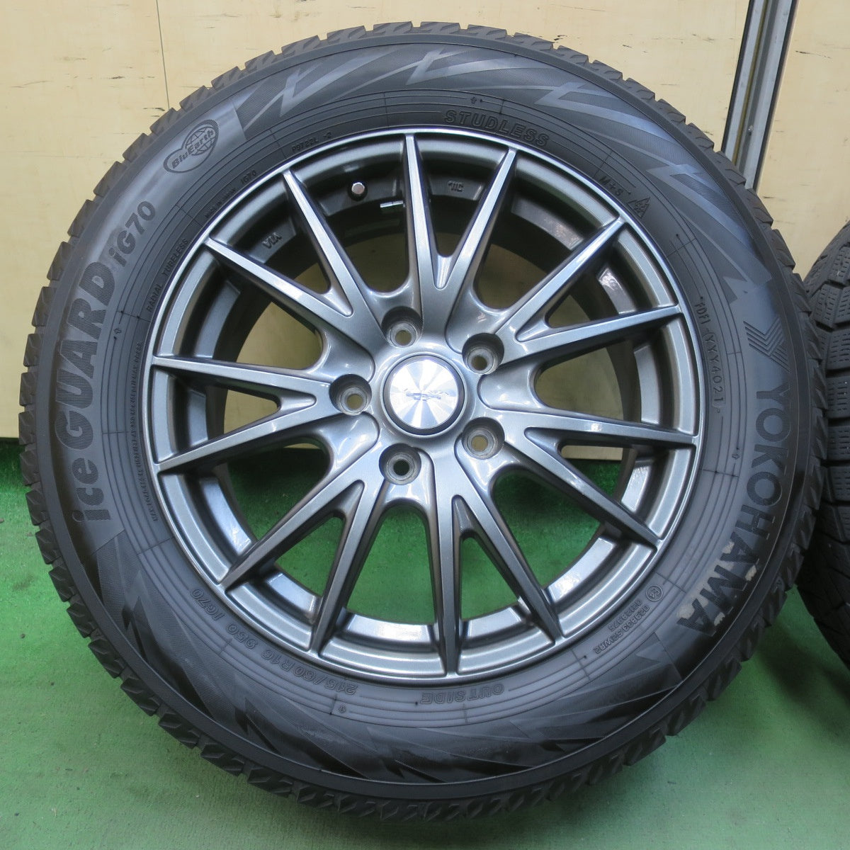 キレイ★スタッドレス 215/60R16 ヨコハマ アイスガード iG70 VELVA SPORT ヴェルヴァ スポーツ 16インチ PCD114.3/5H★6040711イス