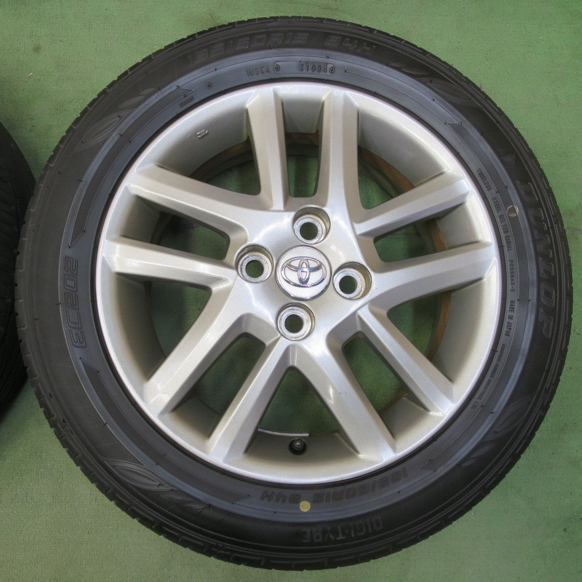 バリ溝！24年！キレイ！9.5分★トヨタ 160系 カローラ フィールダー WxB 純正 185/60R15 ダンロップ EC202 15インチ PCD100/4H★6051503イノ