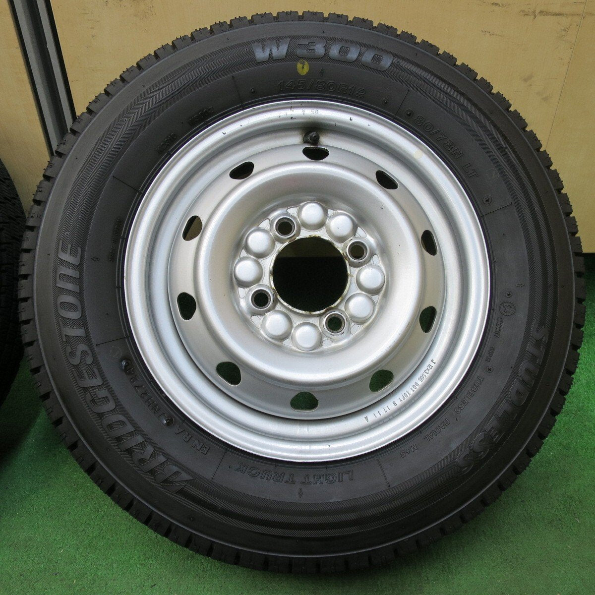 バリ溝！24年！9.5分以上★スタッドレス 145/80R12 80/78N ブリヂストン W300 TOPY スチール 12インチ PCD100/4H★5011304イス