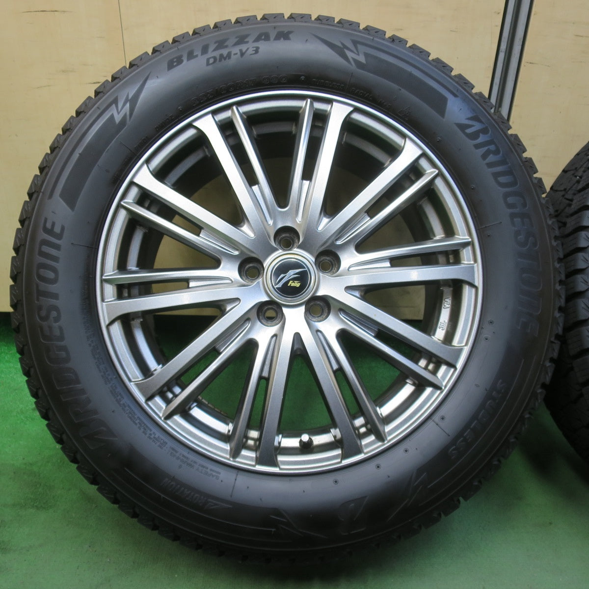 バリ溝！22年！9.5分★フォレスター XV 等 225/60R17 スタッドレス ブリヂストン ブリザック DM-V3 Fang ファング 17インチ PCD100/5H★5103010イス