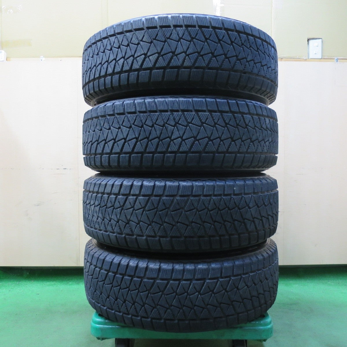バリ溝！キレイ！8.5分★スタッドレス 225/65R17 ブリヂストン ブリザック DM-V2 JOKER ジョーカー PCD114.3/5H★4120301イス