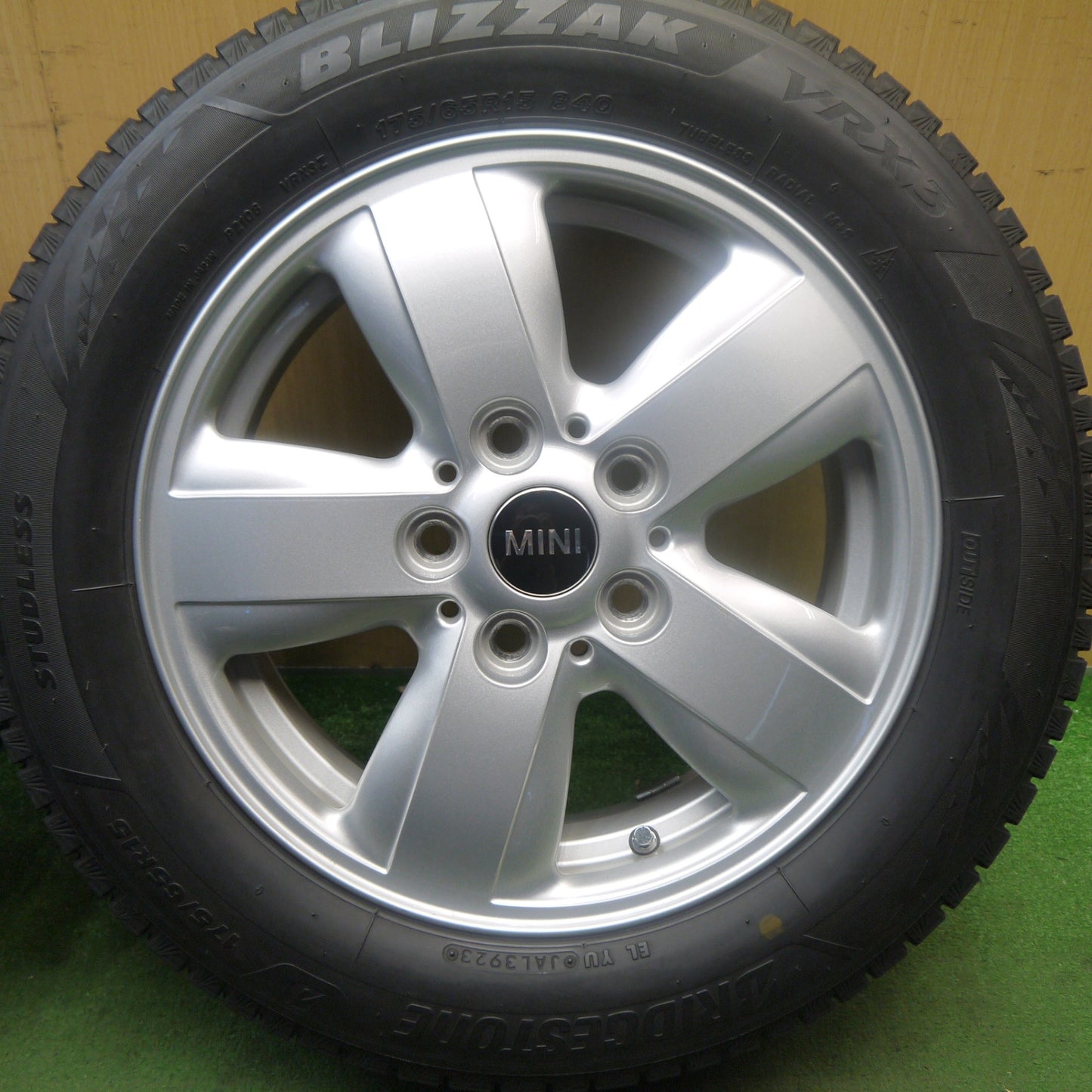 バリ溝！23年！キレイ！9.5分★MINI ミニ クーパー F56 純正 175/65R15 スタッドレス ブリヂストン ブリザック VRX3 15インチ PCD112/5H★5092202Hス