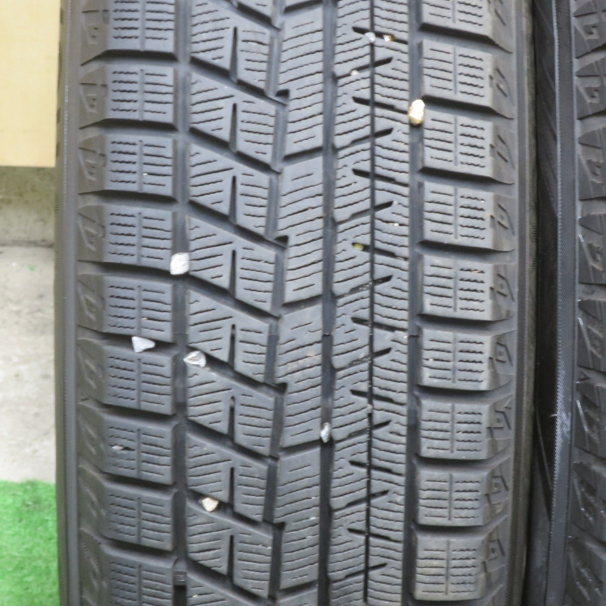 バリ溝！23年！キレイ！9.5分★スタッドレス 185/70R14 ヨコハマ アイスガード iG60 GRASS グラス 14インチ PCD100/4H★6021501TTス