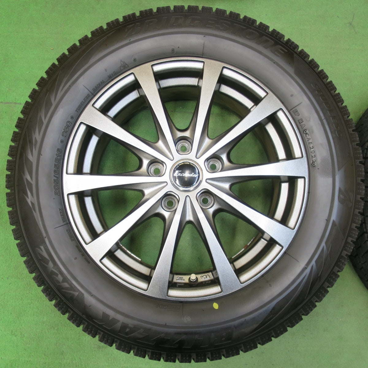 [送料無料] バリ溝！22年！キレイ！9.5分★スタッドレス 205/65R16 ブリヂストン ブリザック VRX2 Exceeder エクシーダー 16インチ PCD114.3/5H★5031504イス