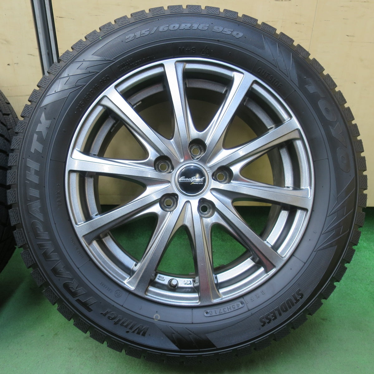 ほぼ未使用！キレイ★スタッドレス 215/60R16 トーヨー ウインター トランパス TX EuroSpeed MANARAY SPORT ユーロスピード 16インチ PCD114.3/5H★5120907イス