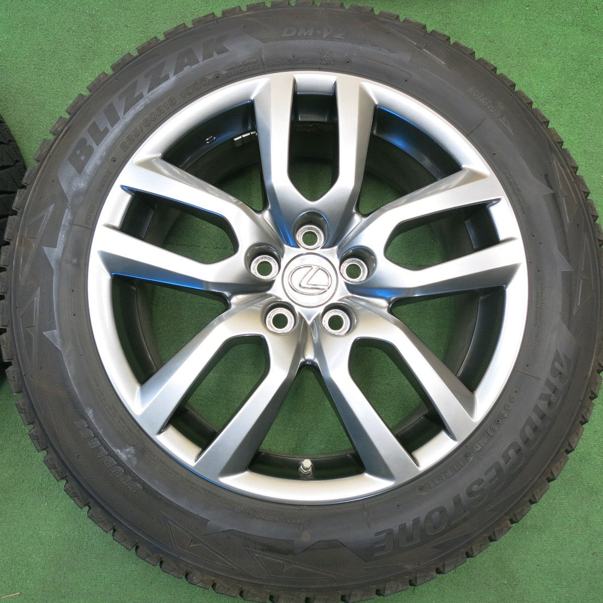 バリ溝！キレイ！8.5分★レクサス NX バージョンL 純正 225/60R18 スタッドレス ブリヂストン ブリザック DM-V2 18インチ PCD114.3/5H★6040501HAス