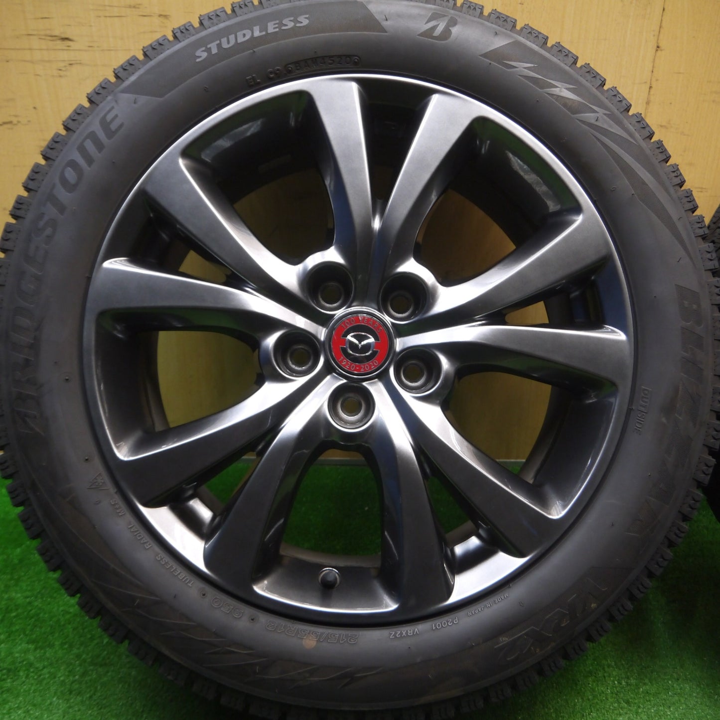 [送料無料] バリ溝！20年！キレイ！9.5分★マツダ CX-30 100周年 特別記念車 純正 215/55R18 スタッドレス ブリヂストン ブリザック VRX2 18インチ PCD114.3/5H★4122004Hス