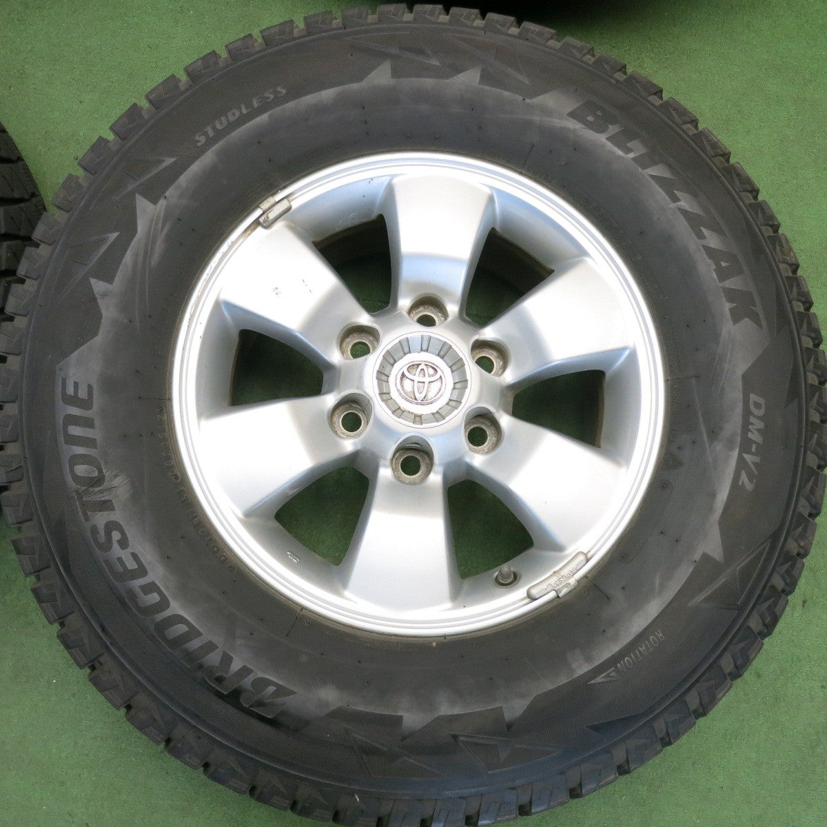 バリ溝！9分★トヨタ 215系 ハイラックス 純正 265/70R16 スタッドレス ブリヂストン ブリザック DM-V2 16インチ PCD139.7/6H★6052102HAス