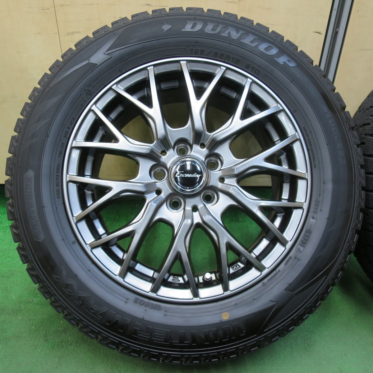 [送料無料] バリ溝！21年！キレイ！9.5分★プリウス 等 195/65R15 スタッドレス ダンロップ ウインターマックス WM02 Exceeder エクシーダー 15インチ PCD100/5H★5012809イス