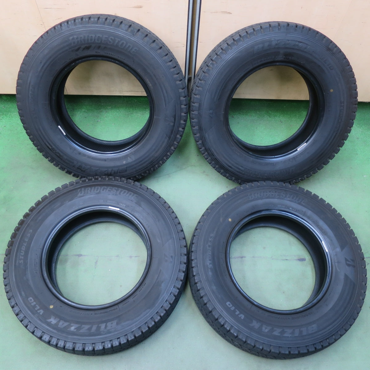 バリ溝！23年！9.5分◎スタッドレス 195/80R15 107/105N ブリヂストン ブリザック VL10 タイヤ 15インチ ハイエース キャラバン 等◎6101302イスタ