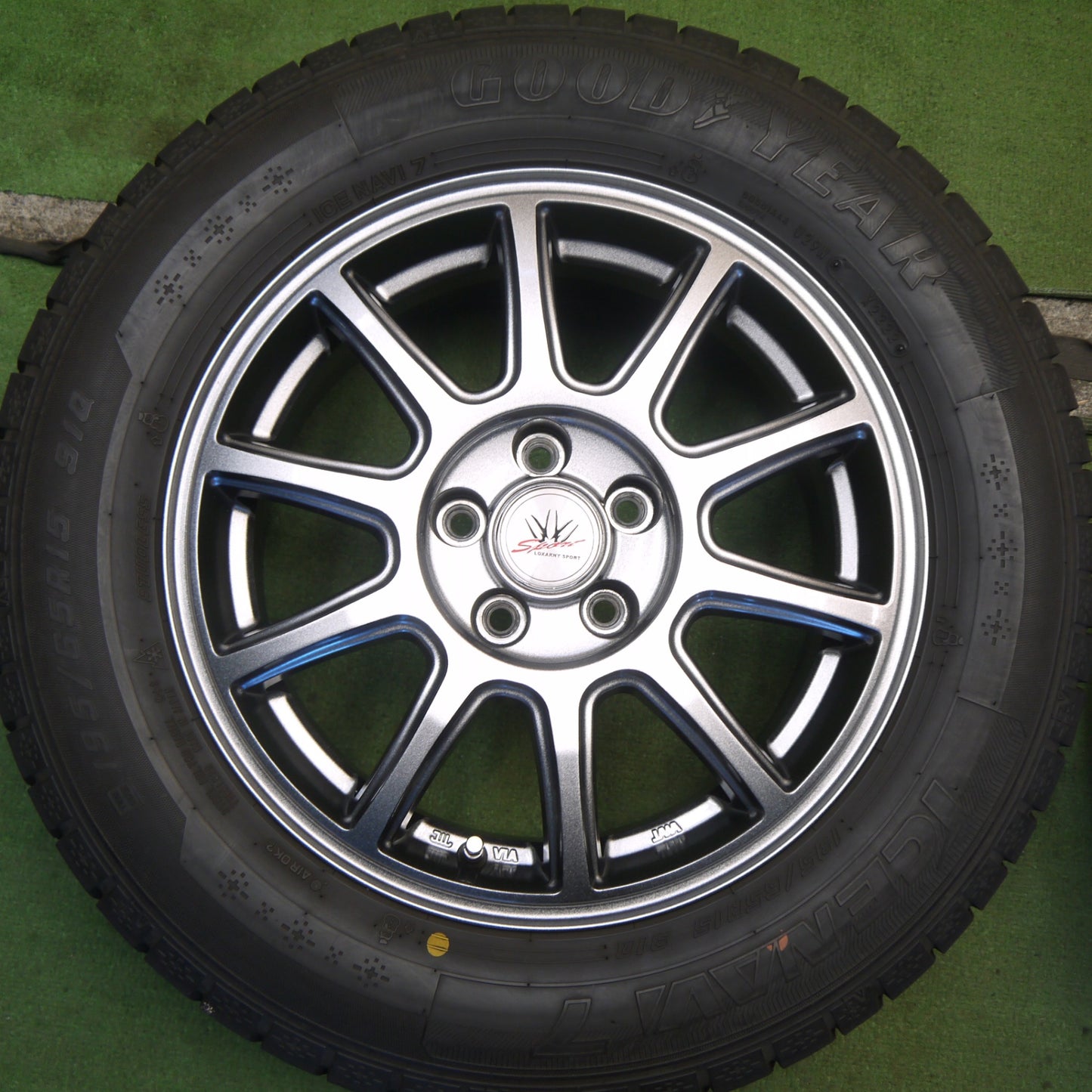 バリ溝！22年！キレイ！8.5分◎プリウス 等 LOXARNY SPORT 195/65R15 スタッドレス グッドイヤー アイスナビ7 ロクサーニ スポーツ 15インチ PCD100/5H◎6082402Hス