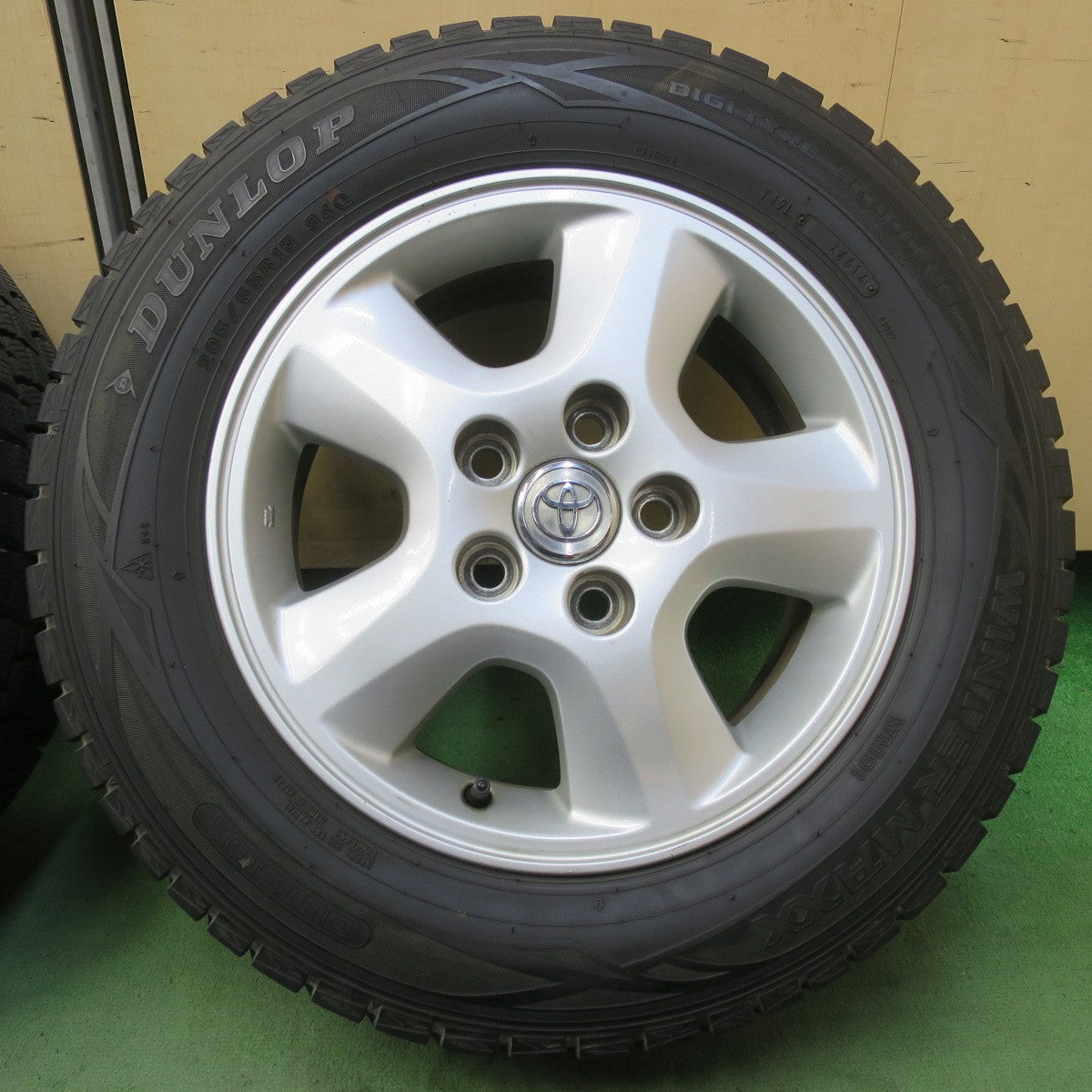 バリ溝！9分★トヨタ イプサム 純正 205/65R15 スタッドレス ダンロップ ウインターマックス WM01 15インチ PCD114.3/5H★6051008イス