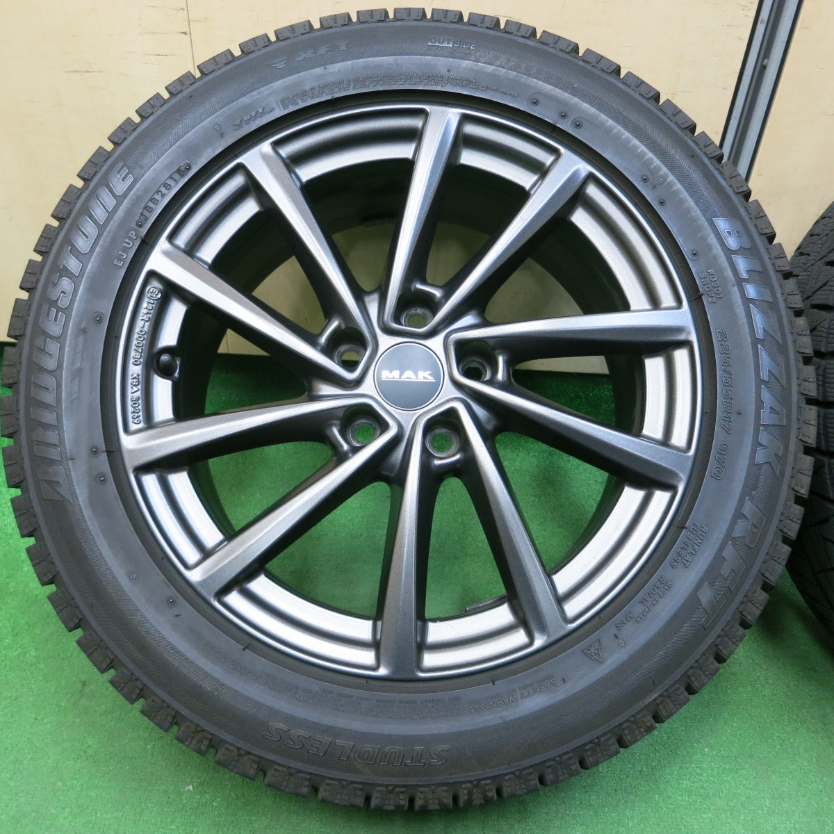 *送料無料* バリ溝！キレイ！9.5分★ベンツ等 BORBET TYPE V MAK 225/55R17 スタッドレス ブリヂストン ブリザック RFT ボルベット PCD112/5H★4041310イス