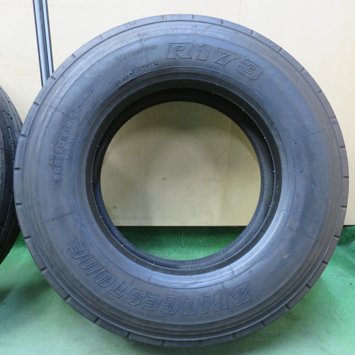 新車外し！24年！2本★トラック タイヤ 265/70R19.5 140/138J ブリヂストン R173 19.5インチ★6053004イノタ