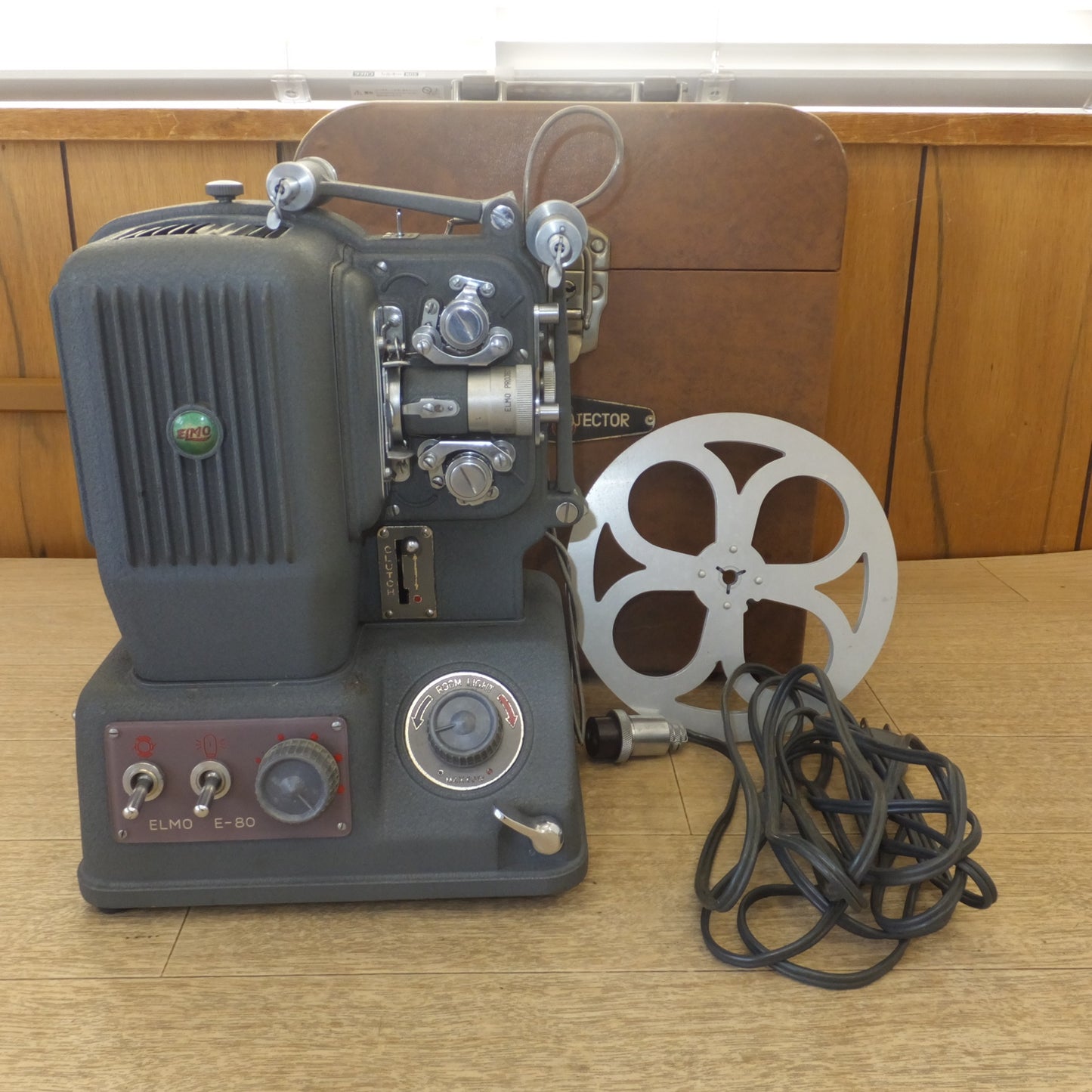 [送料無料] 現状品★エルモ ELMO 8mm 映写機 プロジェクター E-80　AC90～110V 50/60Hz　昭和レトロ アンティーク★