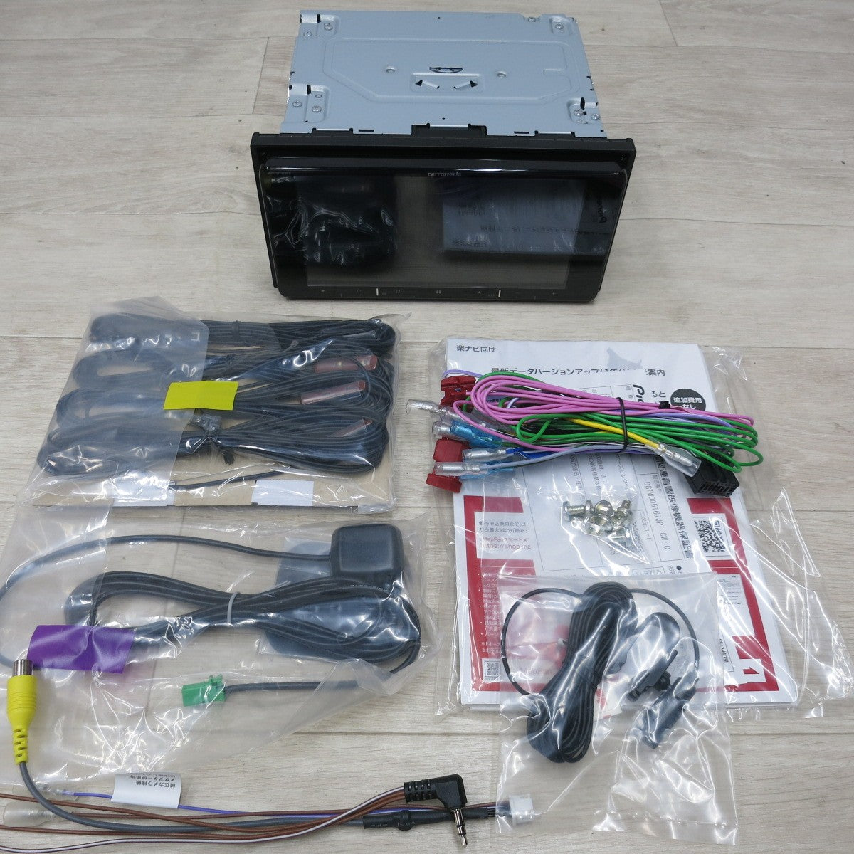 [送料無料] 未使用◆パイオニア カロッツェリア AVIC-RW821-D 7V型 楽ナビ 200mm Bluetooth カーナビ ナビゲーション◆