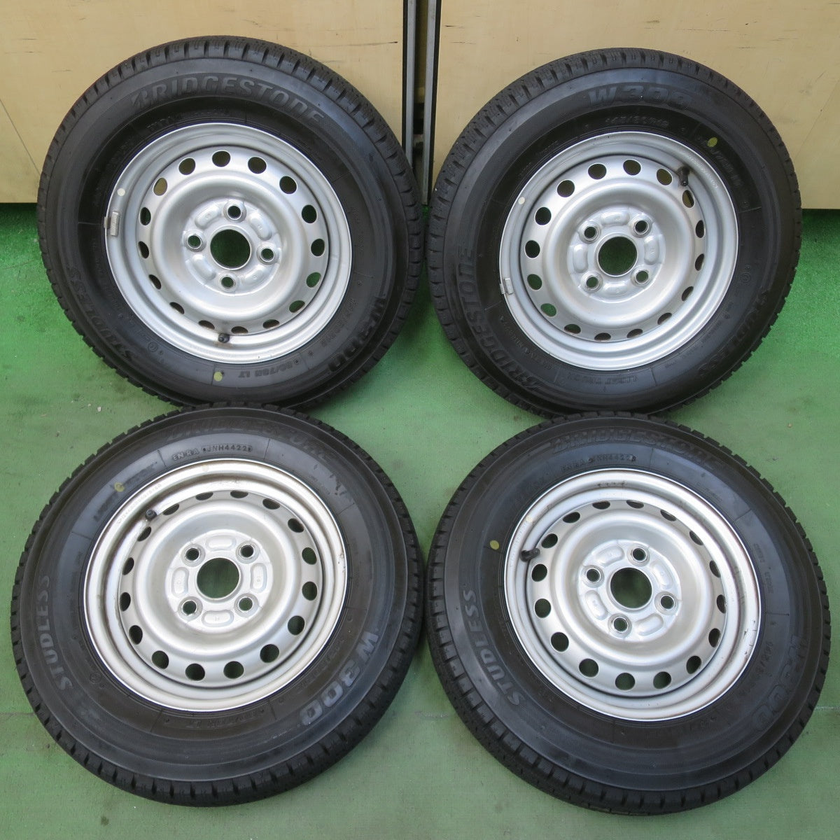 4本価格！22年★ダイハツ アトレー ハイゼット 等 純正 スチール 145/80R12 80/78N スタッドレス ブリヂストン W300 12インチ PCD100/4H★6031902イス