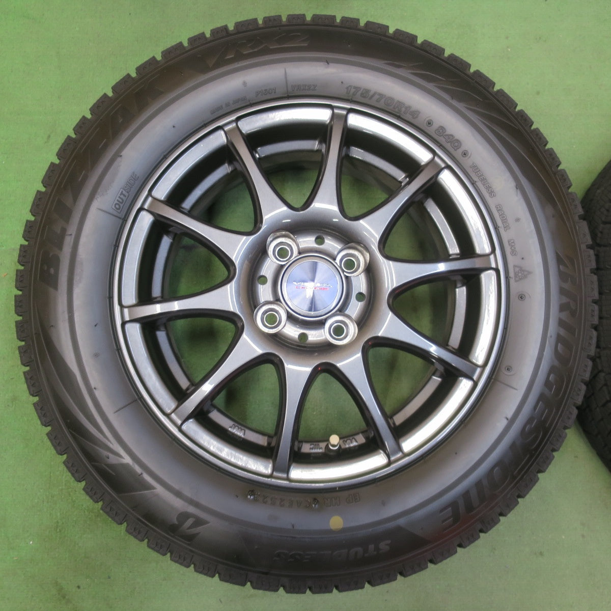 バリ溝！23年！キレイ！9.5分★スタッドレス 175/70R14 ブリヂストン ブリザック VRX2 VELVA CHARGE ヴェルヴァ 14インチ PCD100/4H★5112811イス