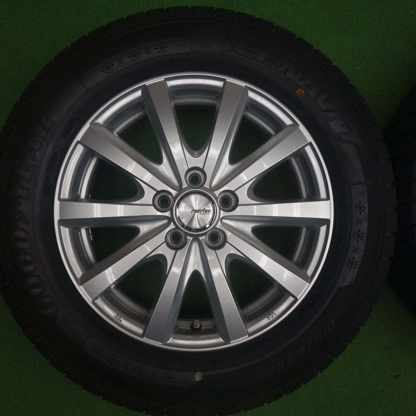 バリ溝！22年！キレイ！9.5分★プリウス 等 195/65R15 スタッドレス グッドイヤー アイスナビ7 ravrion RS01 ラブリオン 15インチ PCD100/5H★6051803KTス