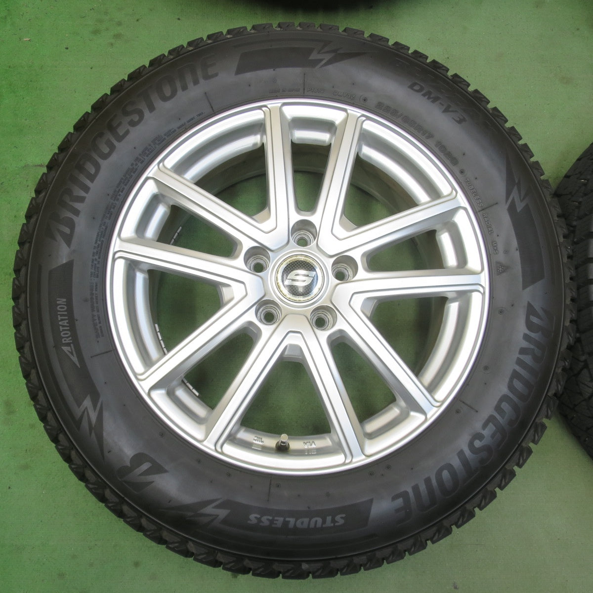 バリ溝！22年！キレイ！9.5分★スタッドレス 225/65R17 ブリヂストン ブリザック DM-V3 STRANGER ストレンジャー 17インチ PCD114.3/5H★6041502イス