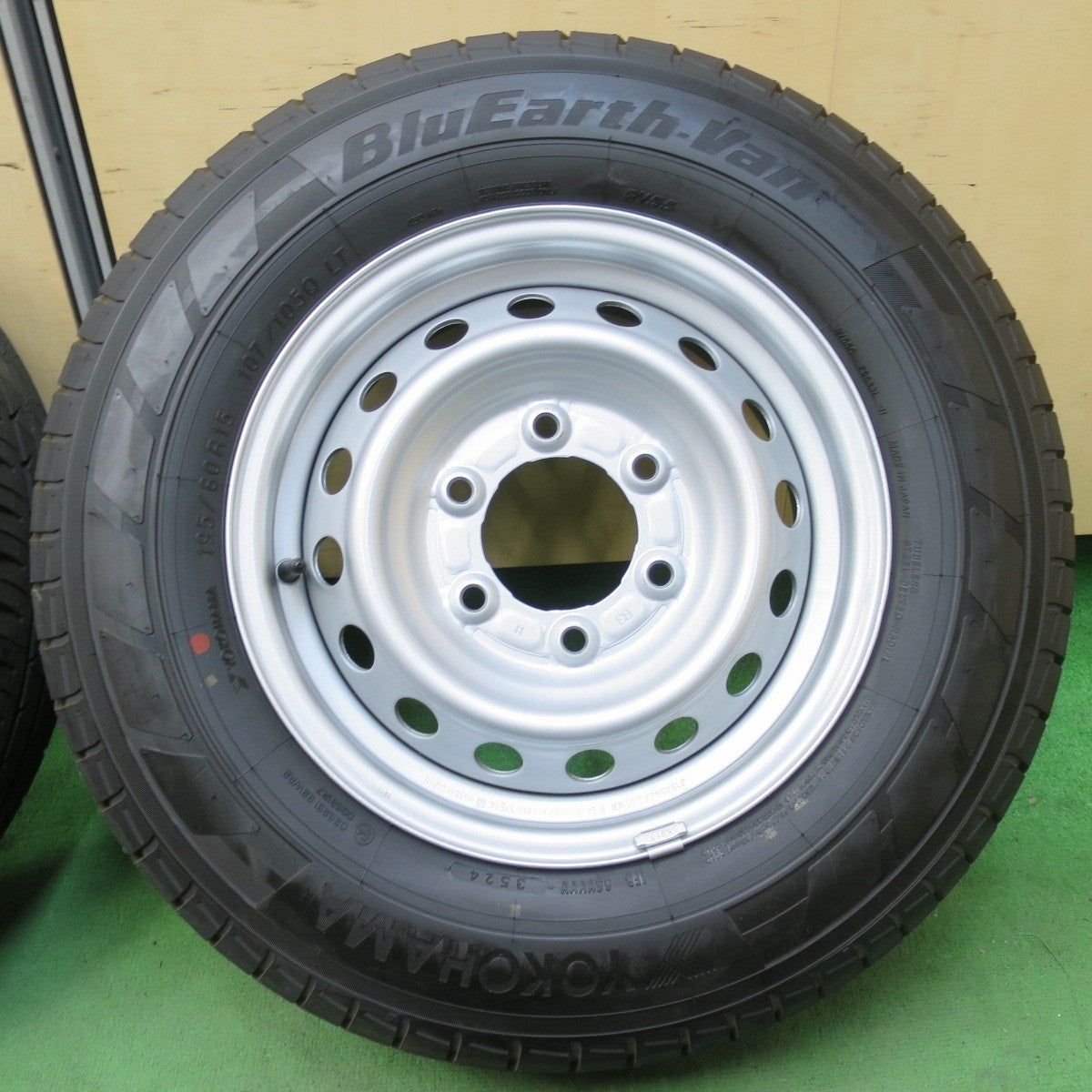 新車外し 24年★日産 キャラバン 純正 スチール 195/80R15 107/105Q ヨコハマ BluEarth-Van RY55 PCD139.7/6H★5040403イノ