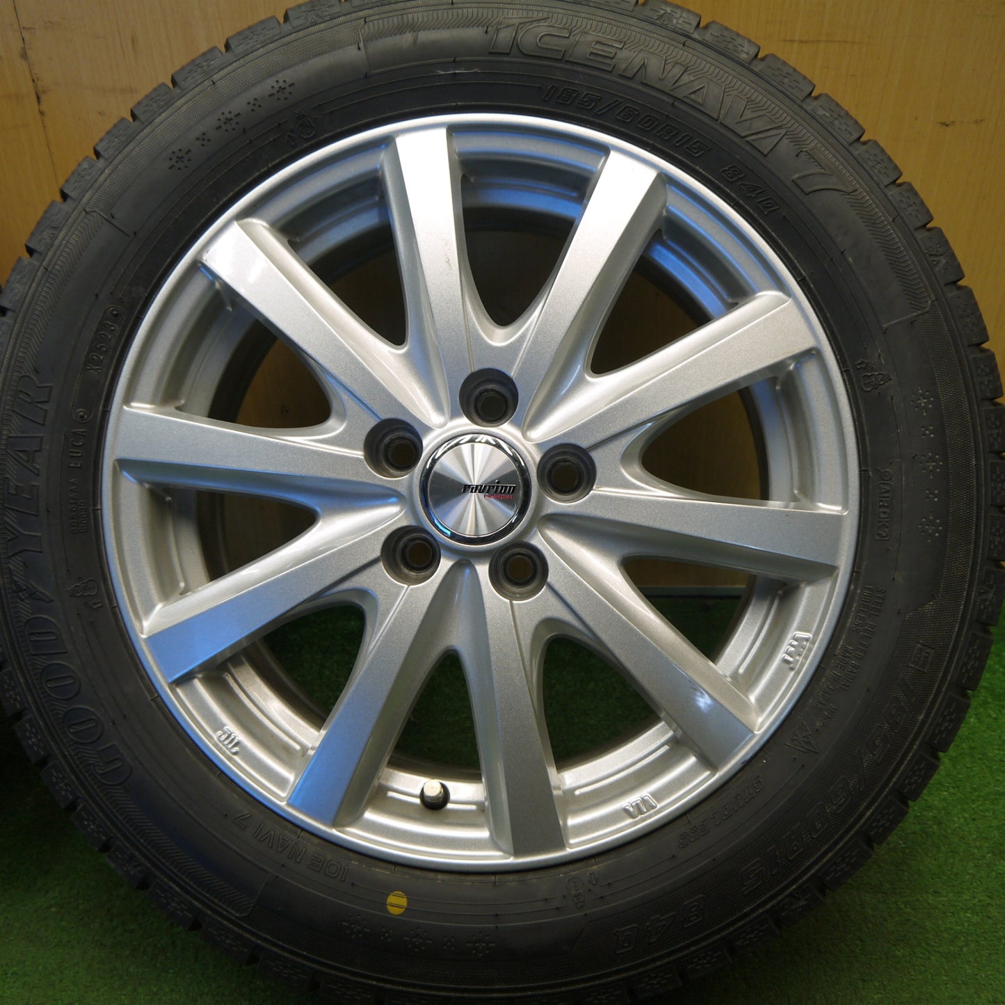 超バリ溝！23年！キレイ！9.5分以上★シエンタ 等 185/60R15 スタッドレス グッドイヤー アイスナビ7 ravrion RS01 ラブリオン 15インチ PCD100/5H★6032704Hス