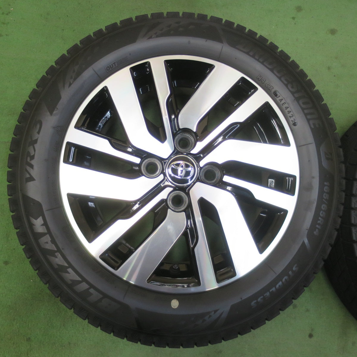 バリ溝！22年！キレイ！ほぼ10分★トヨタ タンク ルーミー 純正 165/65R14 スタッドレス ブリヂストン ブリザック VRX3 14インチ PCD100/4H★6012806イス