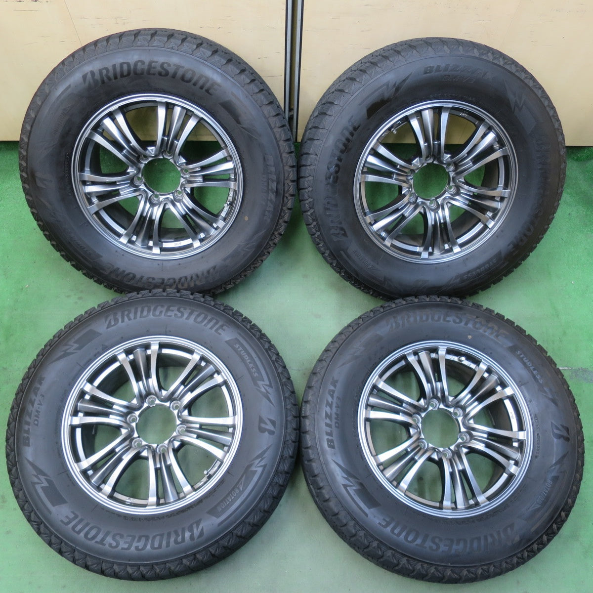 バリ溝！23年！キレイ！9.5分★スタッドレス 265/65R17 ブリヂストン ブリザック DM-V3 BAZALT X TYPE2 バザルト タイプ2 17インチ PCD139.7/6H★6040708イス