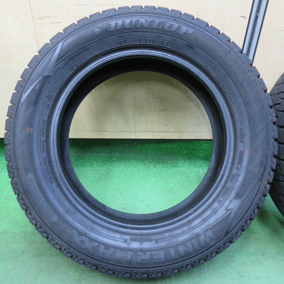 [送料無料] バリ溝！21年！9.5分★スタッドレス 185/65R15 ダンロップ ウインターマックス WM02 15インチ シエンタ ノート アクア フリード ヤリス等★5012404イスタ