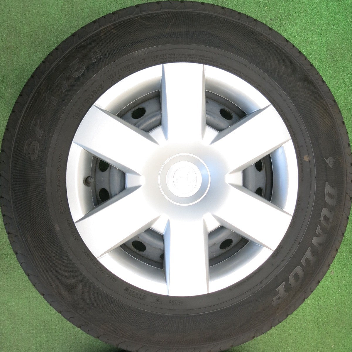 バリ溝！24年！キレイ！9.5分★トヨタ 200系 ハイエース 純正 スチール 195/80R15 107/105S ダンロップ SP175N 15インチ PCD139.7/6H★6051412HAノ