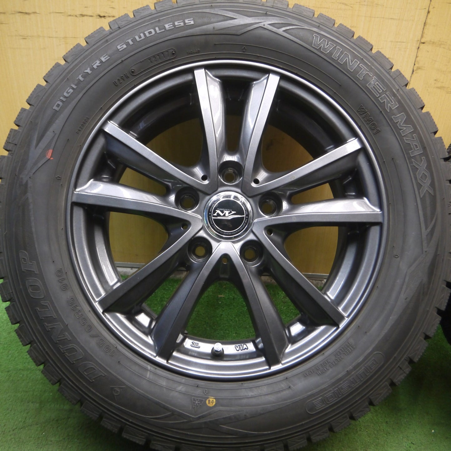 *送料無料* バリ溝！キレイ！9.5分以上★スタッドレス 195/65R15 ダンロップ ウインターマックス WM01 NIRVANA NV ニルヴァーナ ニルバーナ PCD114.3/5H★4061003Hス