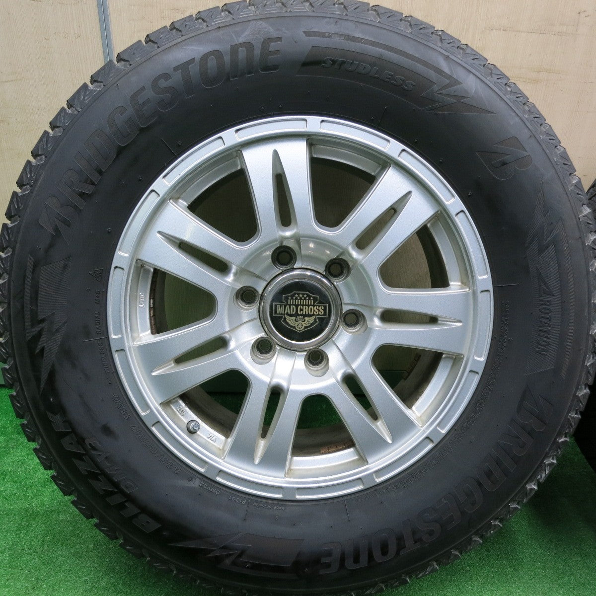 [送料無料] バリ溝！22年！9分★スタッドレス 265/65R17 ブリヂストン ブリザック DM-V3 MAD CROSS XD-7 マッドクロス PCD139.7/6H★4103101HAス